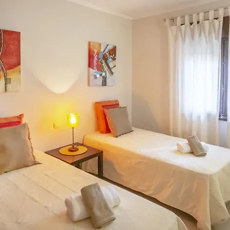 Laurus Apartment *